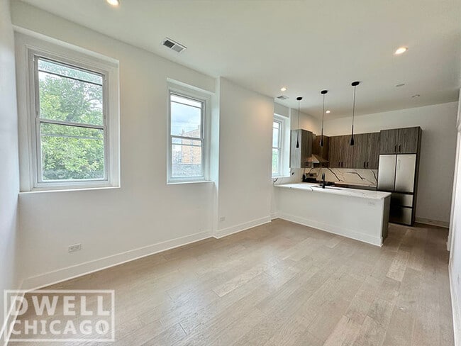 Building Photo - 1236 W Hubbard St Unit 2S