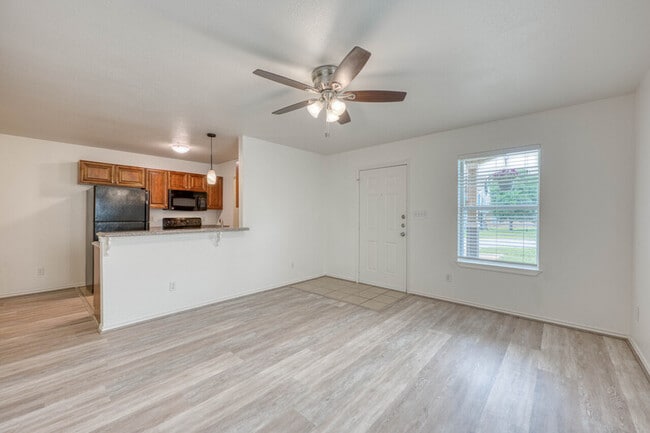 Photo - 1511 N Claremont Cir