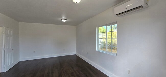 2373 N Alameda Ave