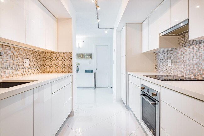 Building Photo - 6917 Collins Ave Unit 720