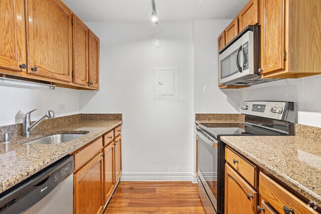 1BR-JR/1BA Kitchen - 100 W. Chestnut