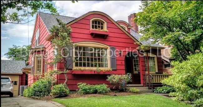 Building Photo - Laurelhurst Original, 3bed + Den , 2 bath no pets.