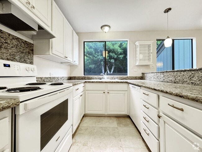 Building Photo - Pet Friendly Hawaii Kai Townhouse with A/C