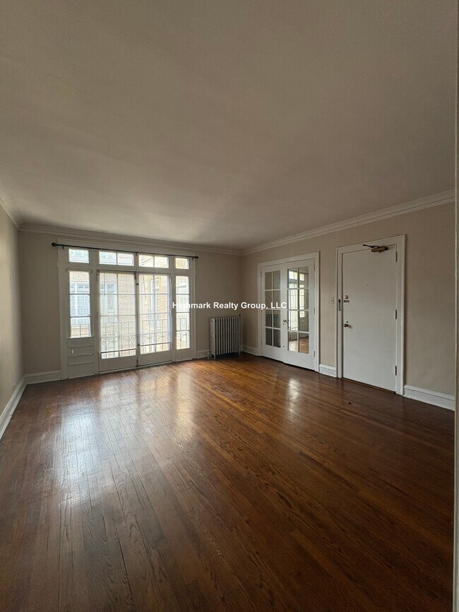Building Photo - 909 Elmwood Ave Unit 3NK