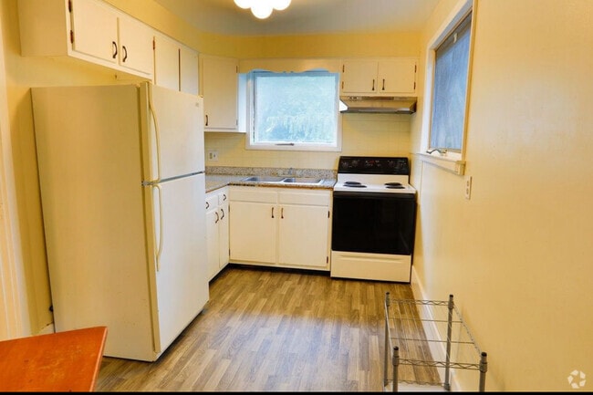 Building Photo - 74 Ford Ave Unit Upstairs Rental