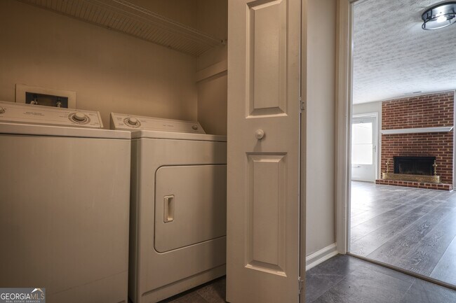 Photo - 587 Wedgewood Dr
