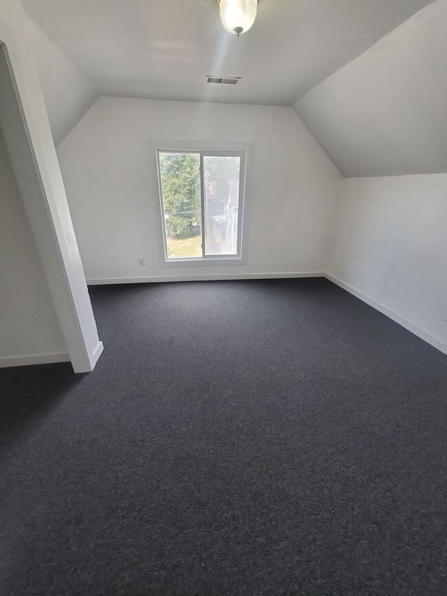 Building Photo - 1027 Albert St Rental