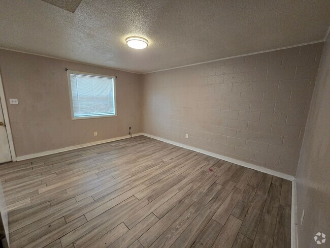 Building Photo - 2/1 All Electric Apartment in Newport Unit Apt #3