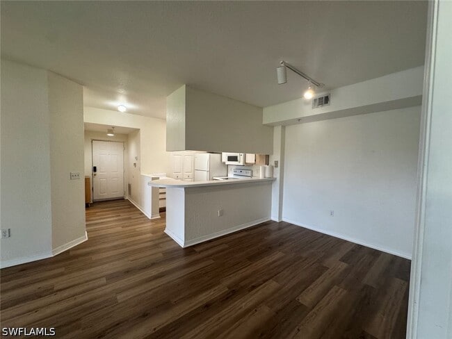 Building Photo - 6400 Aragon Way Unit 303