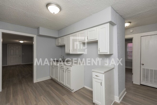 1560 W 17th St