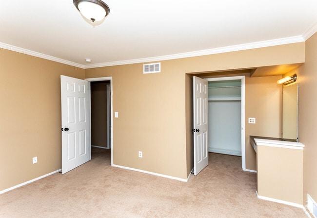 2BR, 1BA - 900 SF