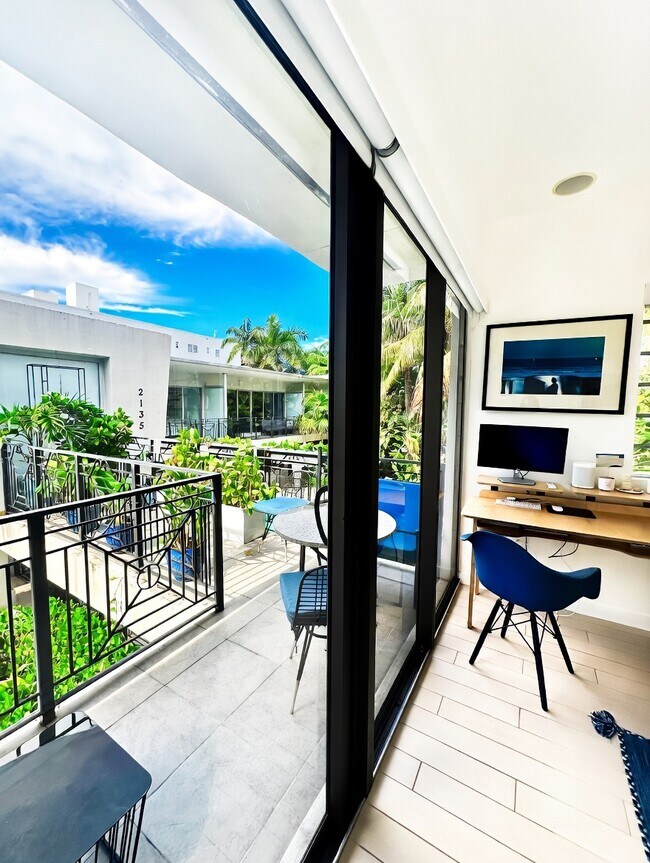 Outdoor Terrace/ Desk - 2135 Washington Ct