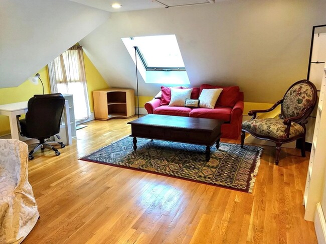 Building Photo - 143 Walnut St Unit Studio