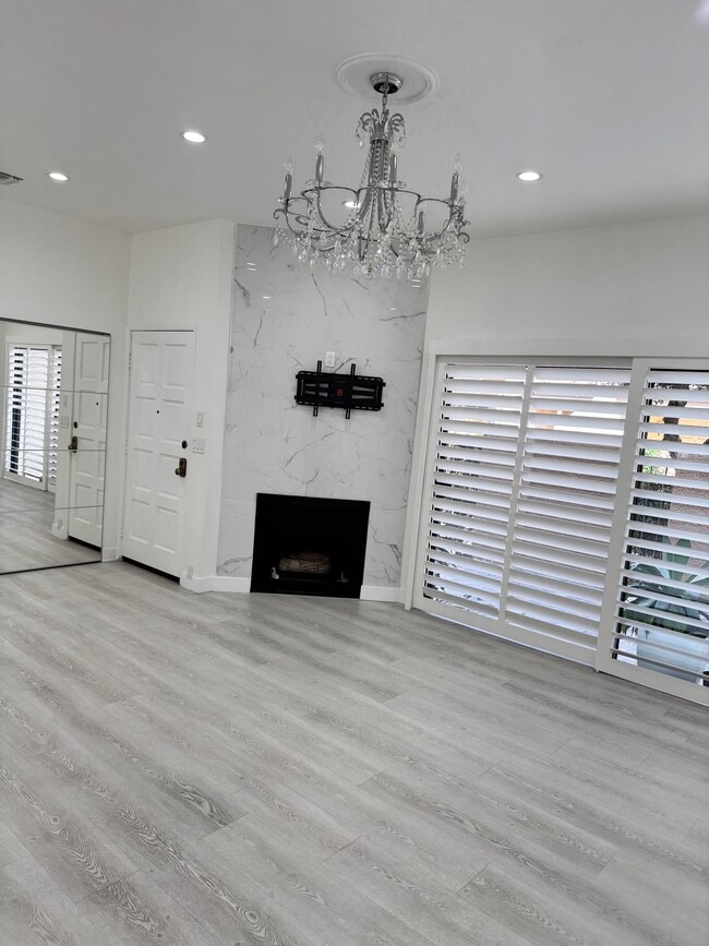 Photo - 18411 Collins St