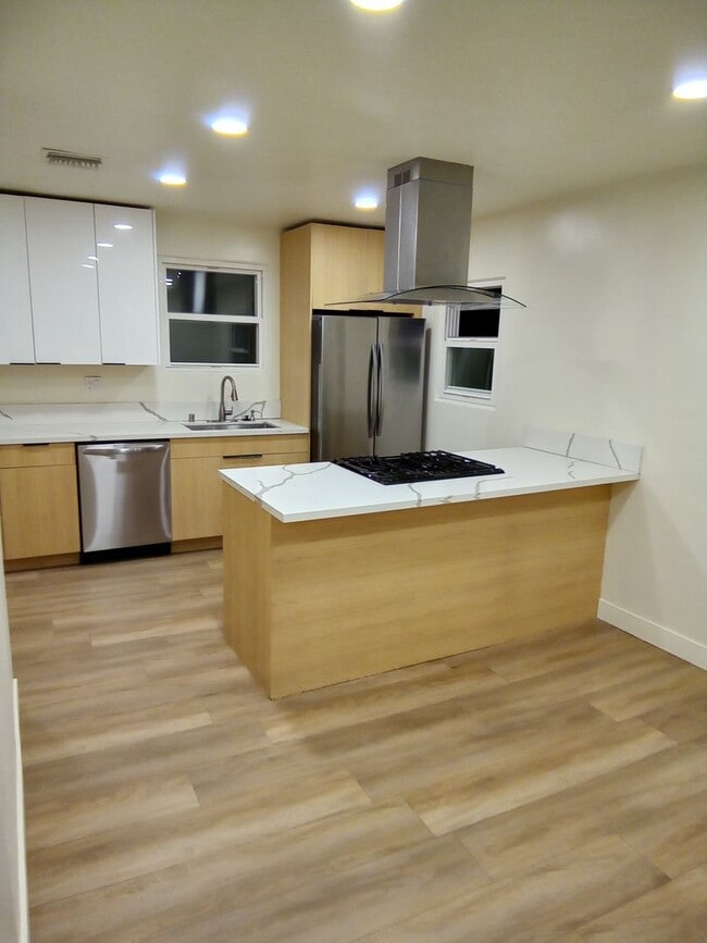 Building Photo - Beautifully Remodeled 2-bedroom apartment Unit Upstairs