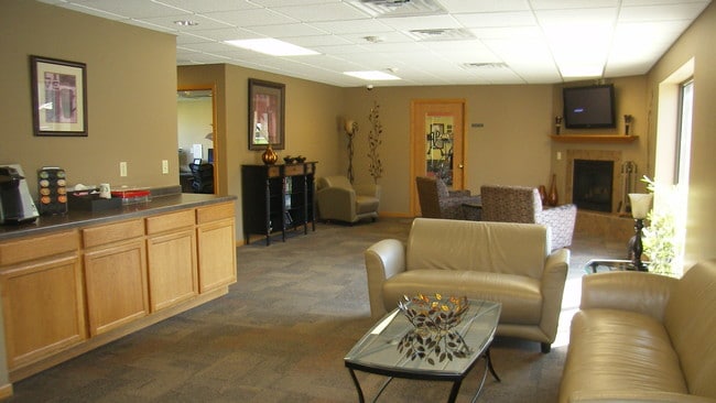 Wi-Fi gratuito y televisión por cable en la salón - Park Village Apartments