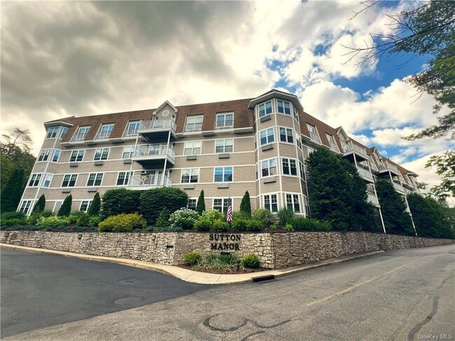 305 Sutton Dr  
