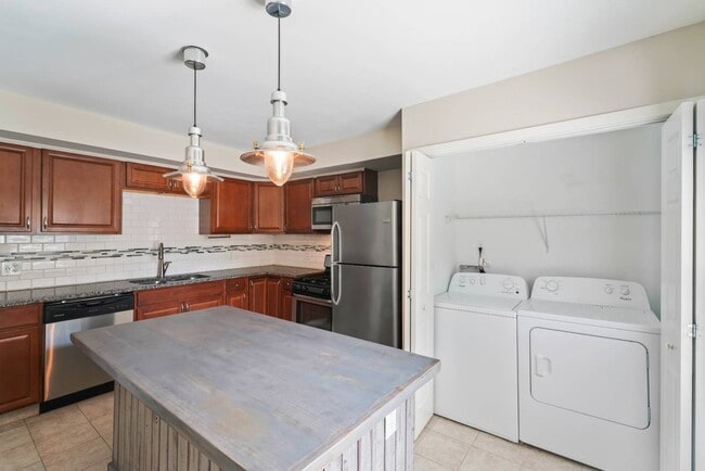 Photo - 130 Van Dam St