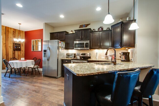 eat in kitchen with formal dining area - 1632 Shadow Green Dr