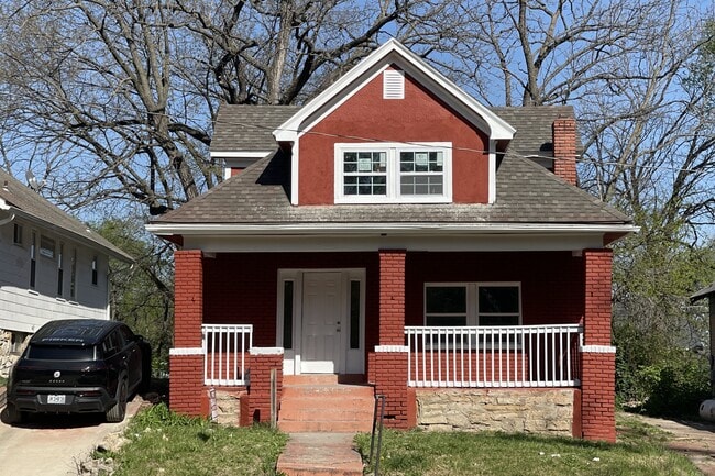 terrific porch and side driveway - 4531 Park Ave Casa