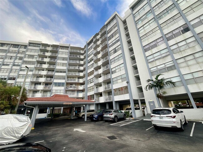 Building Photo - 1200 NE Miami Gardens Dr Unit 1011W