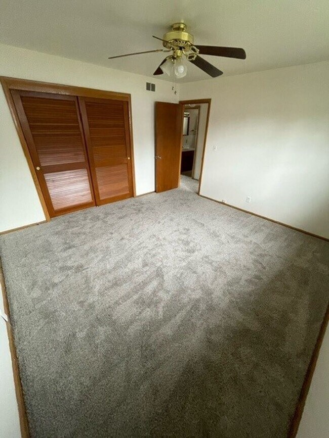 Photo - Charming & Bright 2-Bedroom Apartment in Milwaukee's Fairview Neighborhood! Unit Apt #3