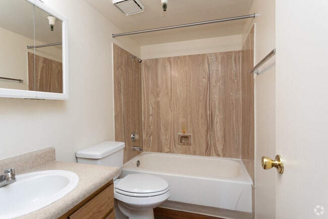 2BR, 1BA - 747 SF