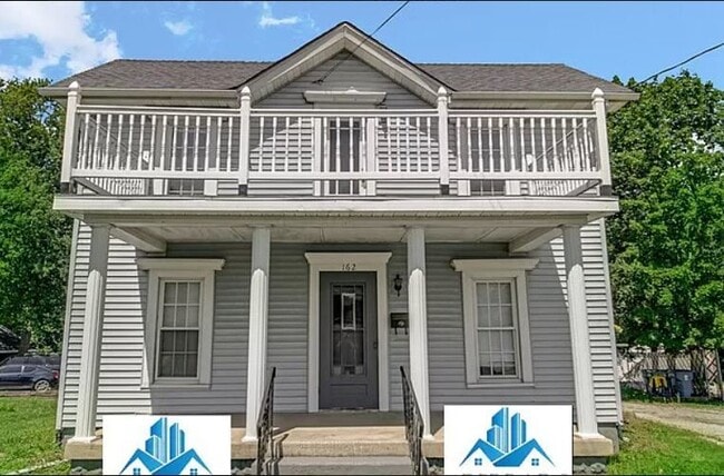 Building Photo - "Charming 1-Bedroom Apartment in the Heart... Unit 2 Upstairs