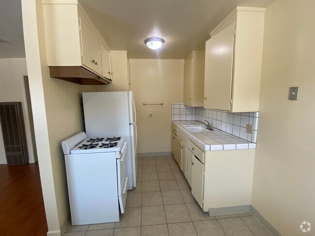 Building Photo - Pamela235 - 10% Unit 3 Rental