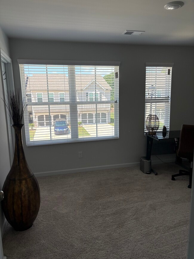 Building Photo - Room for rent