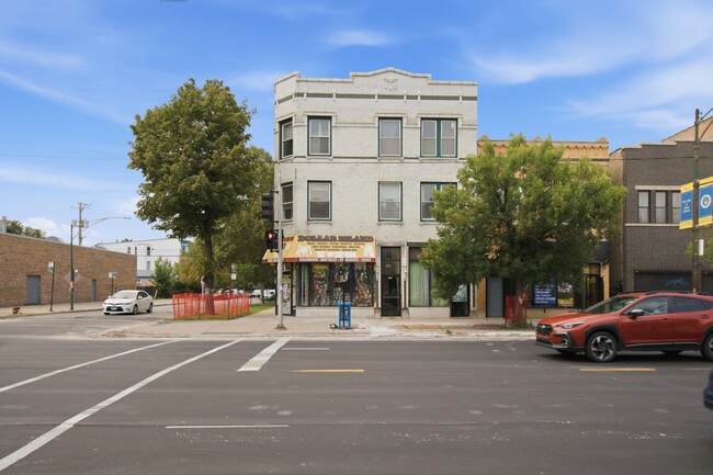 Building Photo - 3760 W Fullerton Ave Unit 2W