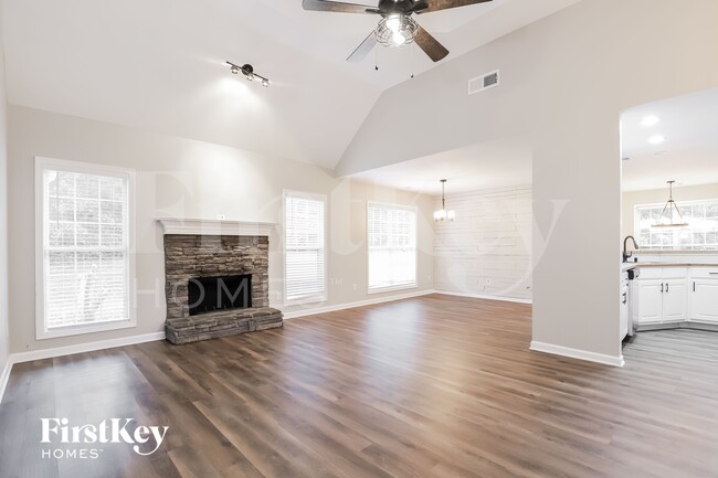 Photo - 660 Rosebud Ln