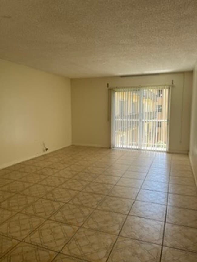 Photo - $300 OFF FIRST MONTHS RENT! Tampa Racquet Club! Unidad 310
