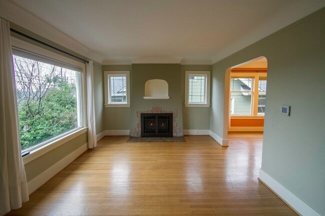 Photo - Beautiful Maple Leaf Home