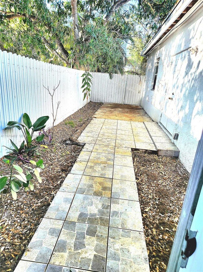 Building Photo - 415 NW 132nd St Unit 2