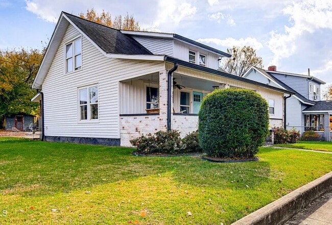 Photo - 909 Poplar St