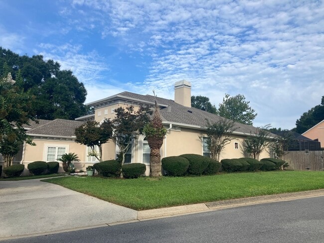 Photo - Beautiful 5 Bed/3 Bath Golf Course Communi...
