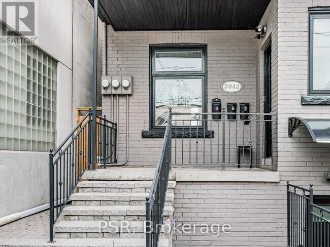 Photo - 2042 Dundas St W