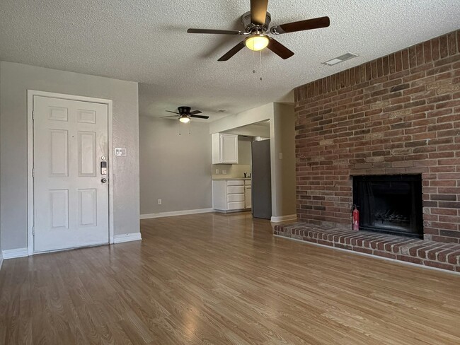 Building Photo - 816 Betty Ct Unit B