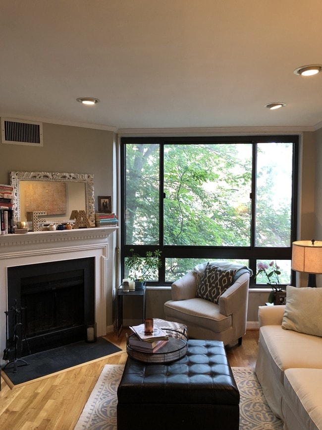 Building Photo - 3825 Davis Pl NW Unit 202