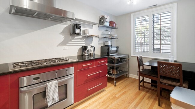 Photo - 1610 N Larrabee St