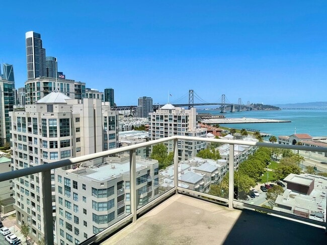 Building Photo - 2BR/2BA Remodeled PANO VIEW Penthouse in t...