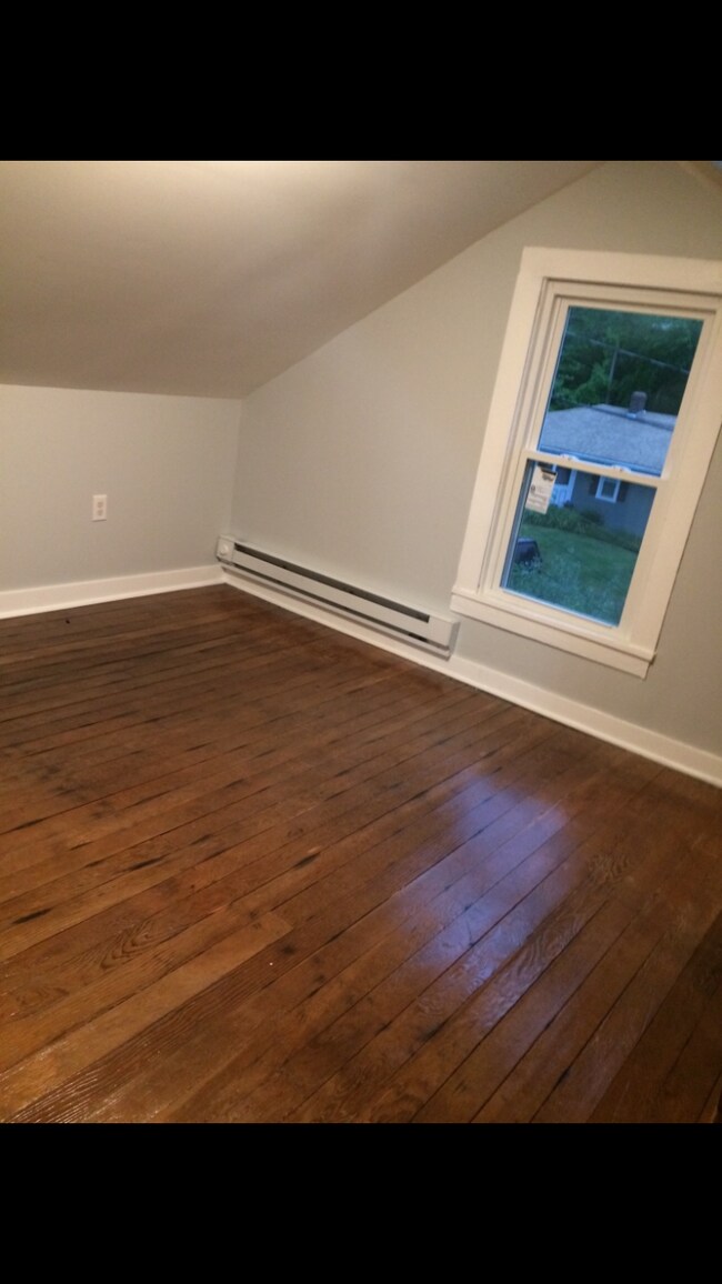 8 Thompson Ave Unit Apartment for rent Putnam, CT