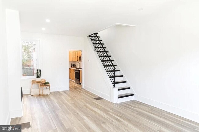 Photo - 4648 Silverwood St