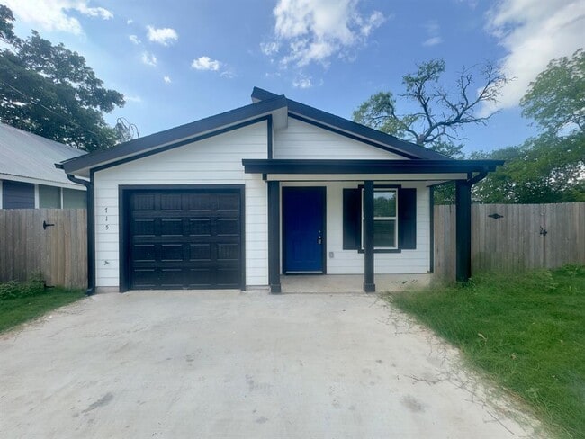 Photo - 715 E Live Oak St House