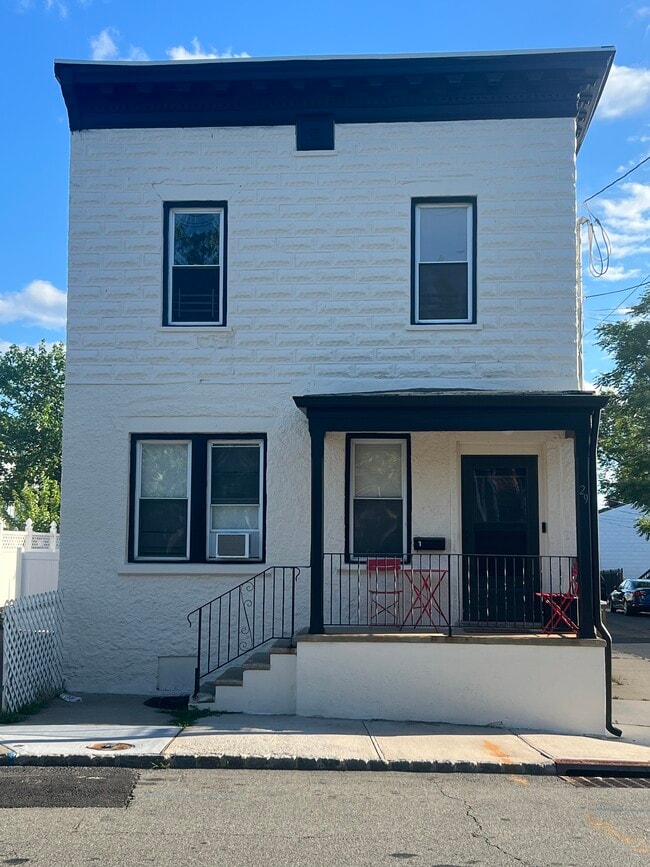 Building Photo - 29 Laurel Ave Unit 2