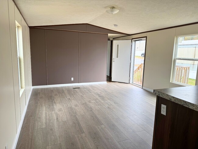 Photo - 565 Travis Wy