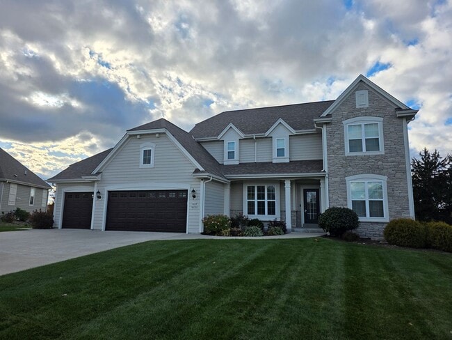 Building Photo - Like New 5 bedroom Pewaukee home in Broken...