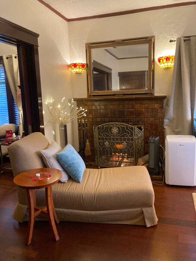 Fireplace - 2476 A St Unidad 0