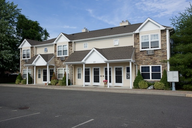 Complejo de apartamentos de lujo para adultos mayores de 55 años - Fairfield Courtyard North At Farmingdale Apartamentos